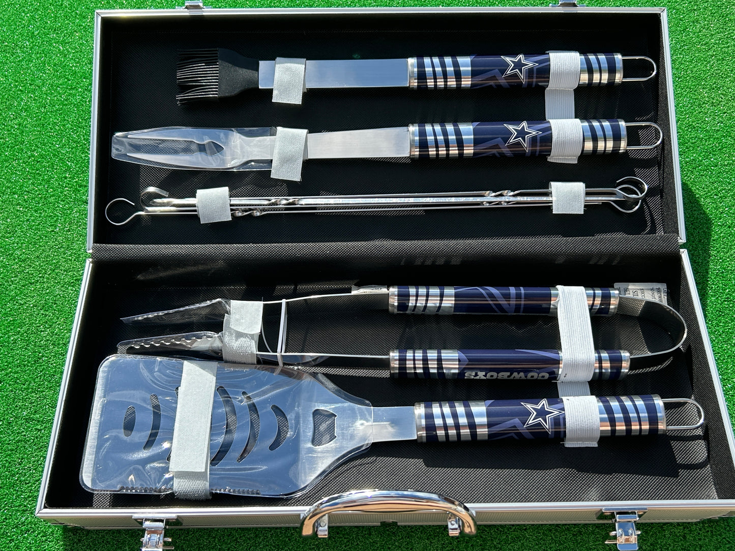 Siskiyou Gifts Dallas Cowboys 8 piece Tailgater BBQ Set with Metal Case