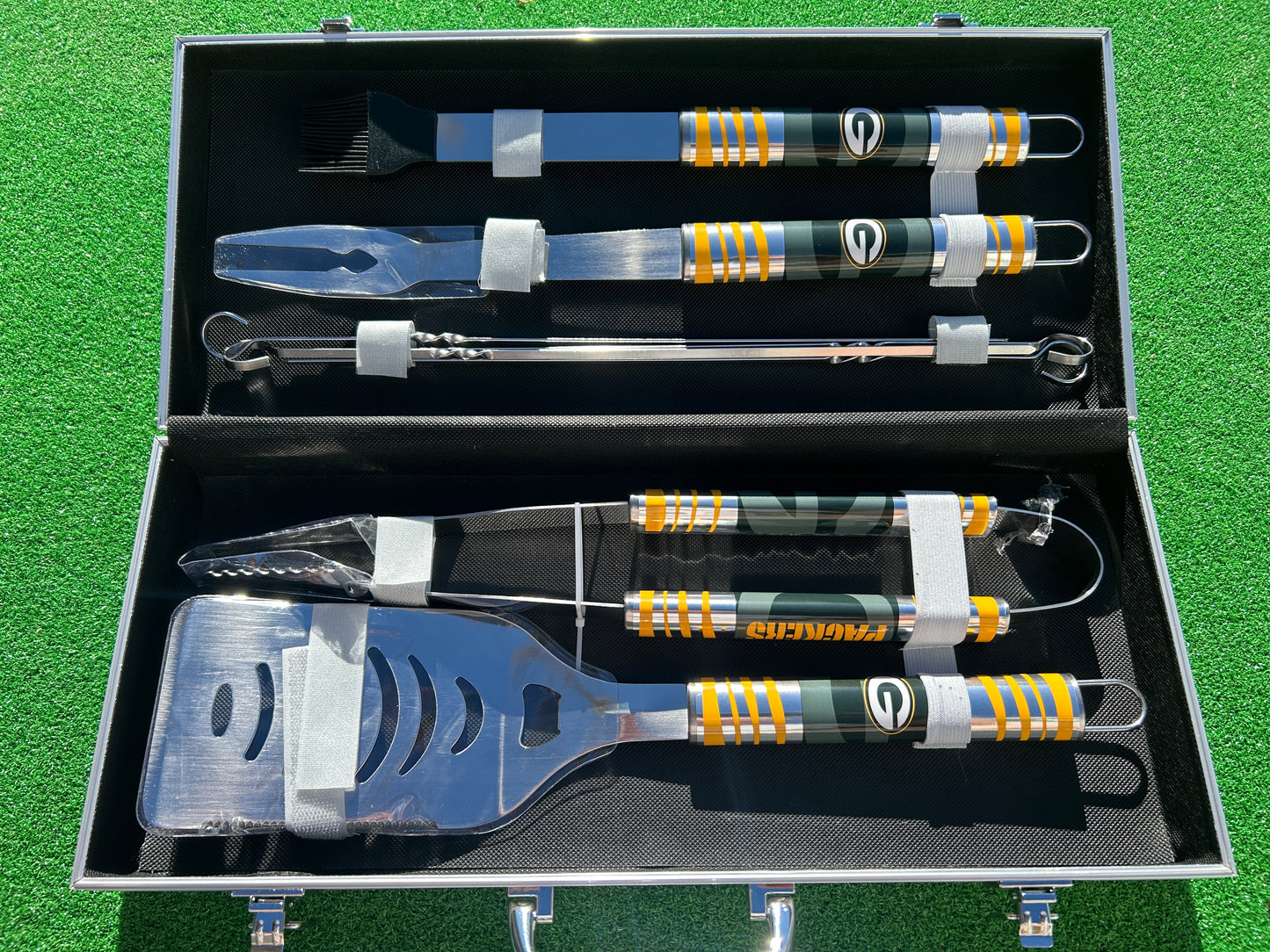 Siskiyou Gifts Green Bay Packers 8 piece Tailgater BBQ Set with Metal Case